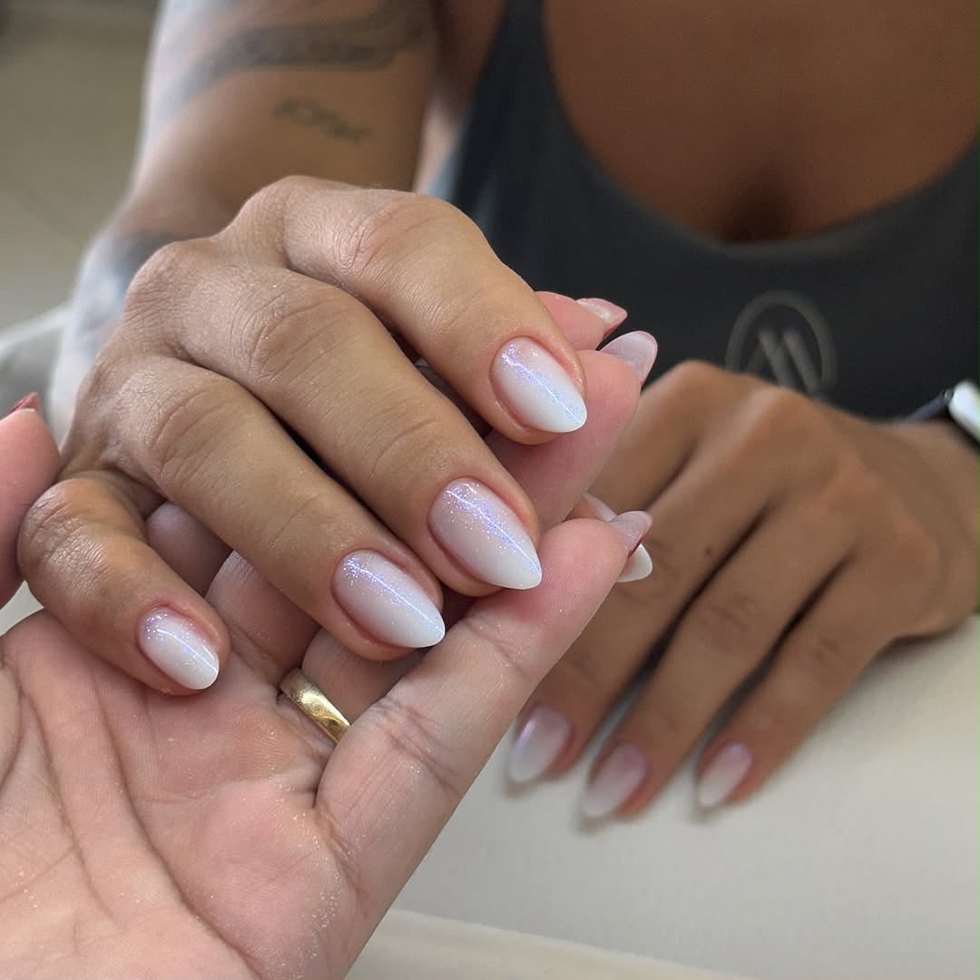Unhas com acabamento delicado e brilho