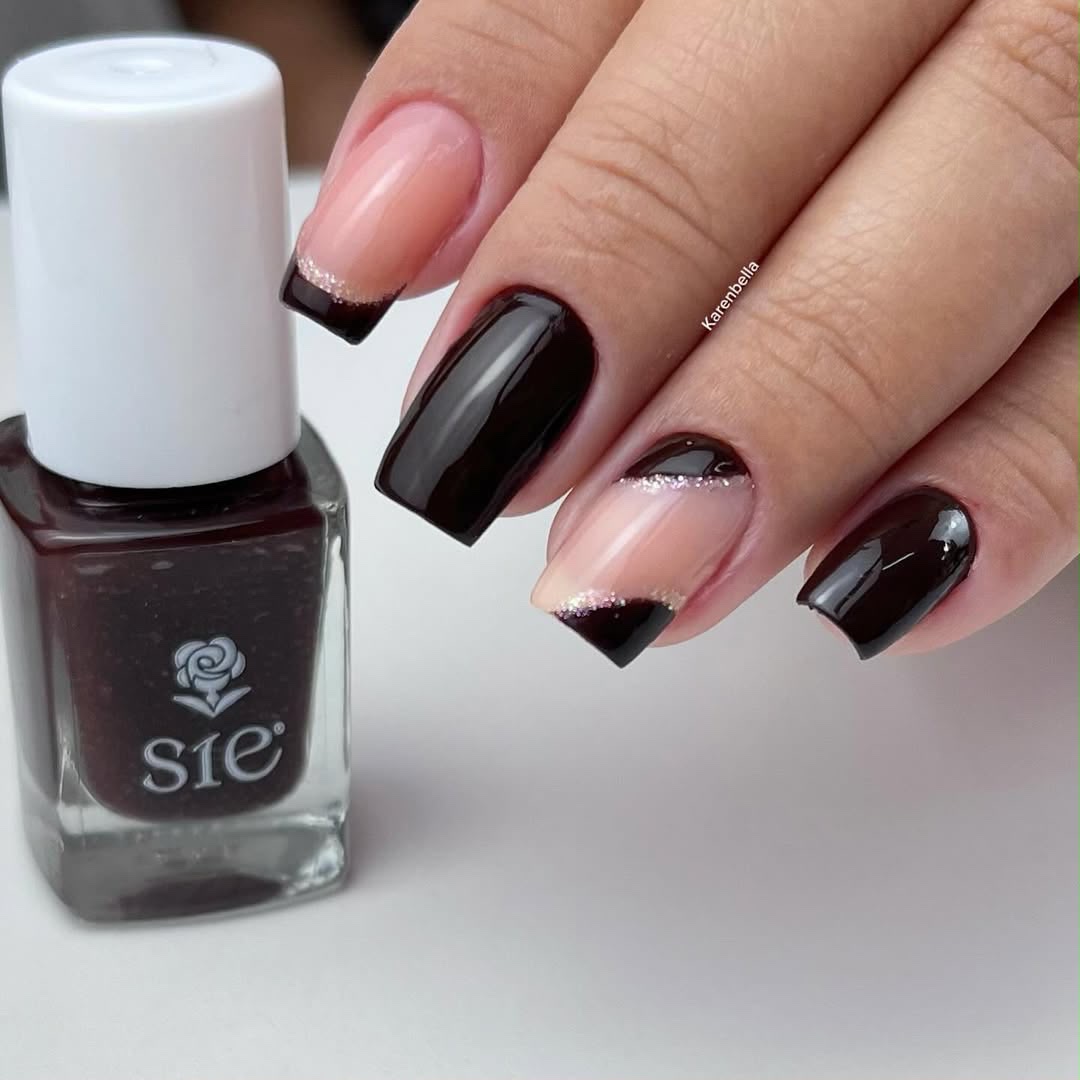 Unhas das mãos decoradas em preto e nude