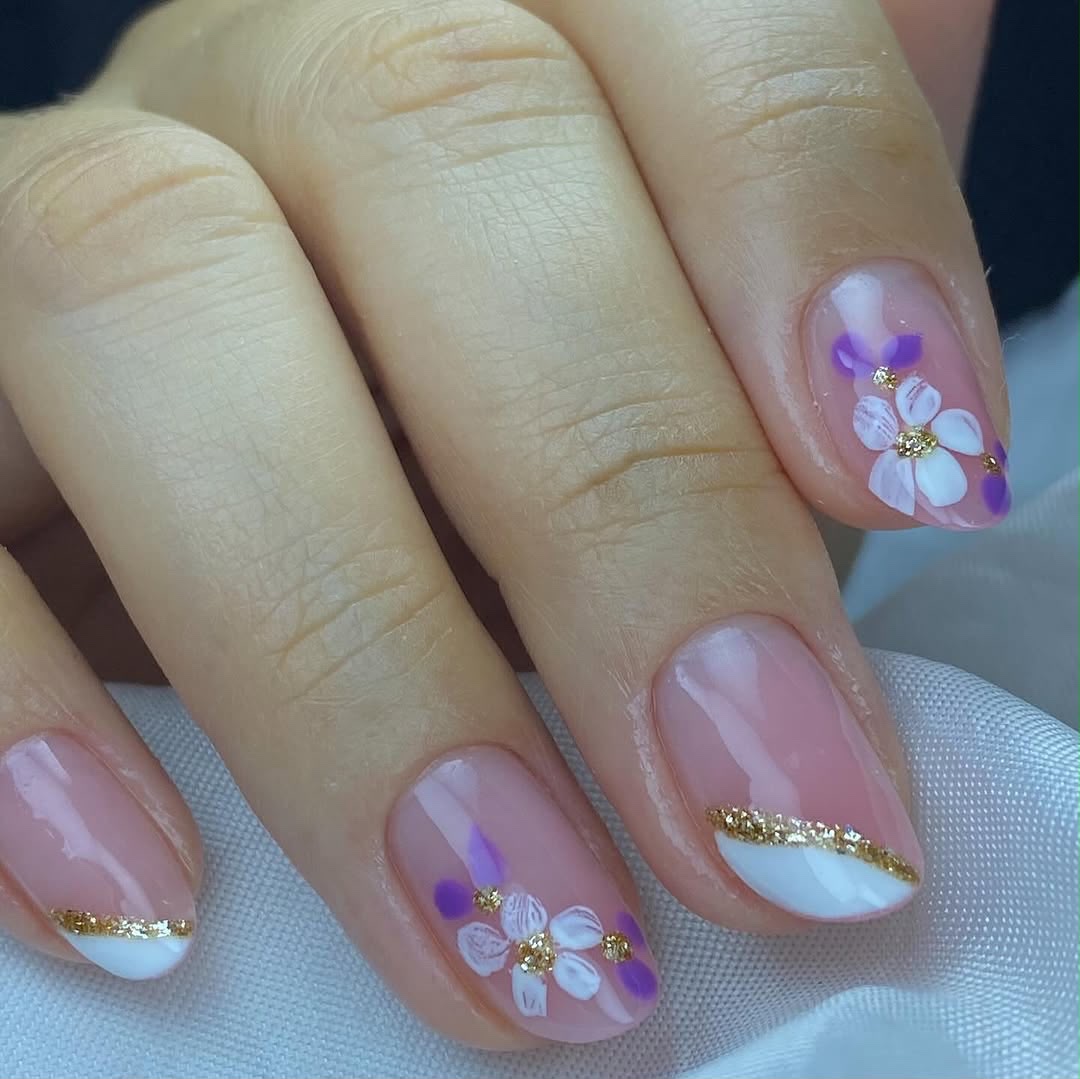 Unhas com decoração floral